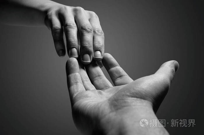 两个人关系破裂的情感黑白照片.