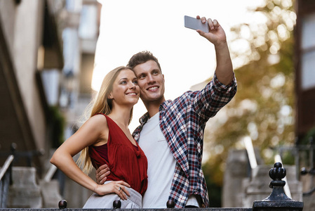 浪漫的年轻夫妇用手机拍照。 关系概念。