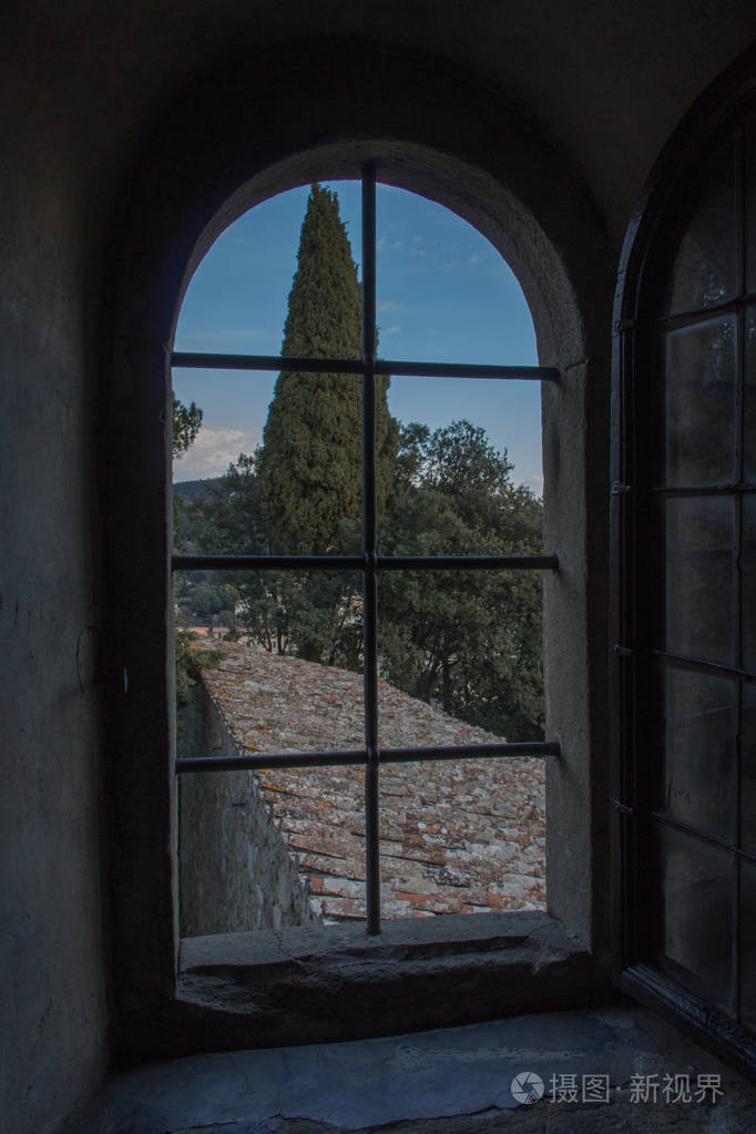从意大利托斯卡纳景观的拱形窗户上看到的景色.