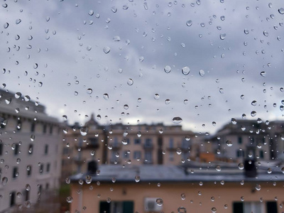 意大利罗马04122018春季强雨后窗户上水滴效应的惊人字幕