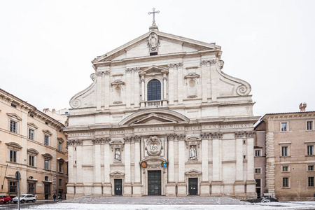 2018年2月26日意大利罗马一个可爱的下雪的日子在雪下的阿尔塔雷德拉帕特拉附近，耶稣教堂的美丽景色