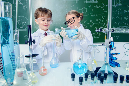 女性科学家做实验图片-女性科学家做实验素材-女性科学家做实验插画-