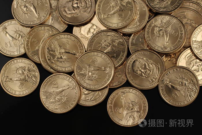一堆美国一美元硬币在干净的黑色背景上的特写照片