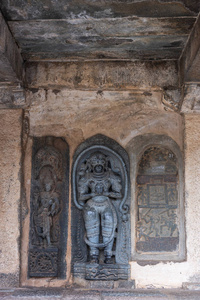 贝尔卡纳塔卡印度2013年11月2日钦纳克萨瓦寺庙建筑。 曼达帕姆下的墙上有哈努曼雕像，猴子的人面对着毗瑟奴勋爵的支持者。