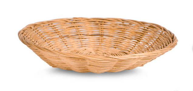 白色背景上隔离的空柳条篮子照片