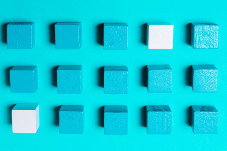 蓝色和白色立方体的几何抽象创意背景。 解决问题概念逻辑思维领导者
