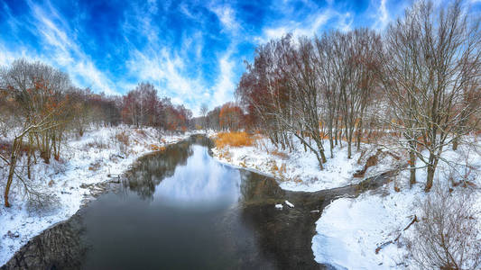 河和被雪覆盖的树木的风景。