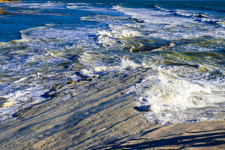 西西里岛上的波浪和白色悬崖的狂风暴雨海岸