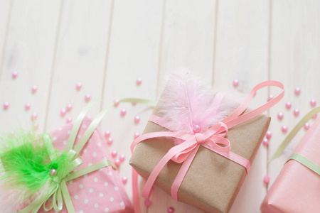 粉红礼盒。 羽毛莱茵石花和剪贴画。
