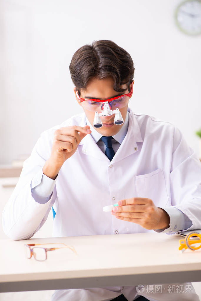 在诊所工作的年轻英俊的医生眼科医生