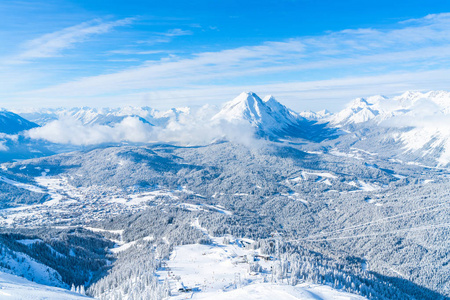查看冬季景观与雪覆盖阿尔卑斯山在西菲尔德在奥地利州蒂罗尔。 奥地利冬季