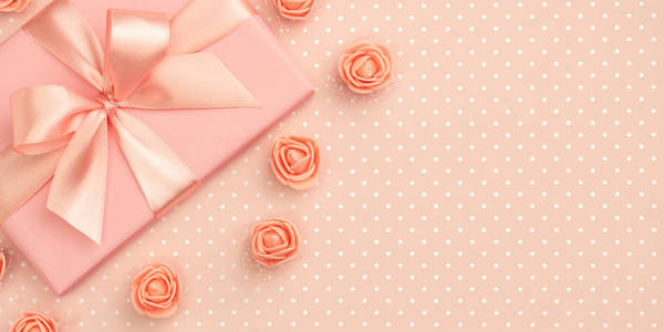 母亲节贺卡, 装饰珊瑚玫瑰花和粉红色礼品盒, 在活珊瑚背景上有复制空间。3月8日妇女天概念花卉图案。顶部视图。扁平