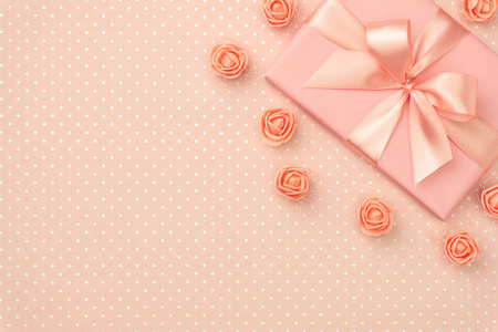 母亲节贺卡, 装饰珊瑚玫瑰花和粉红色礼品盒, 在活珊瑚背景上有复制空间。3月8日妇女天概念花卉图案。顶部视图。扁平