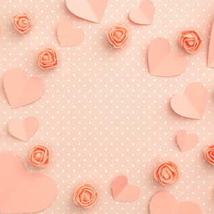 母亲节花框组成。爱日背景与珊瑚或粉红色的花玫瑰形状的心平躺。情人节, 3月8日妇女日。顶视图