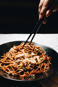 传统的亚洲食物，有肉的麻辣面