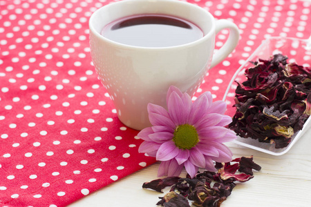 红茶仪式一杯茶茶壶糖饼花红上白点背景特写