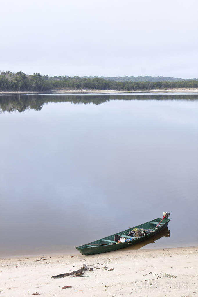 一艘古老的木船停泊在巴西的亚马逊河岸边,安静的场景