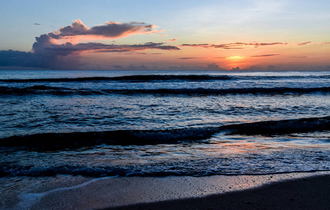 西塞尔岛的日落。 海上夏日云天