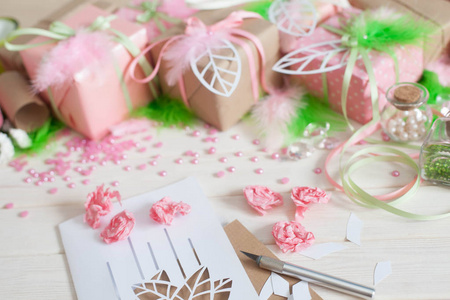 粉红礼盒。 羽毛莱茵石花和剪贴画。