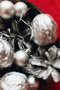 红色背景下银球鲍布和松果的圣诞装饰