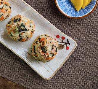 亚洲食物火腿和蔬菜饭团