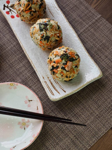 亚洲食物火腿和蔬菜饭团