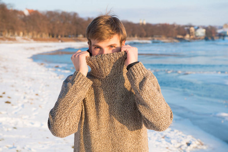冬季时尚。保暖毛衣。的男人在温暖的衣服。寒冷季节的保暖衣服。寒假快乐。流感和感冒。人类在冬天旅行, 大自然。为冬季做准备