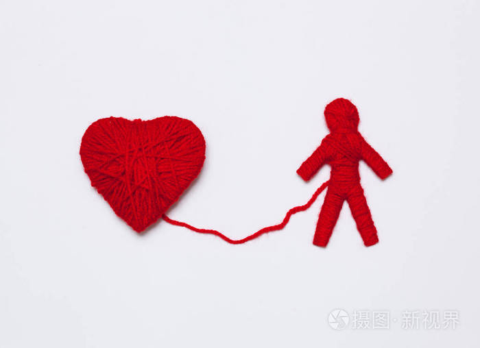 白色背景下分离的红纱心和人体