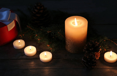 在黑暗中焚烧蜡烛和圣诞装饰