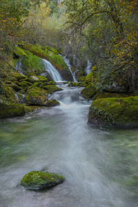 瀑布与绿色岩石长期暴露