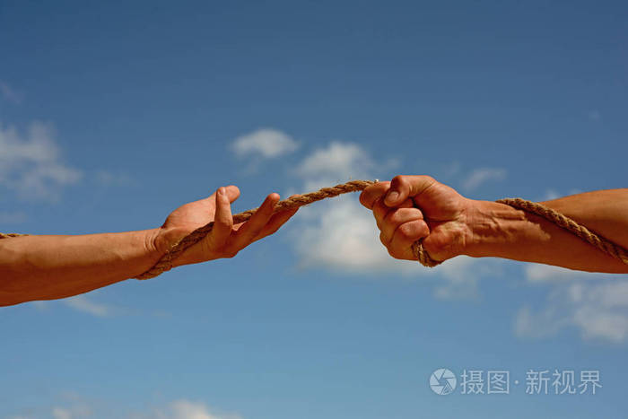 拔河战争是一项运动.男的手拉绳子的两端.肌肉力量的测试.相反的队伍.