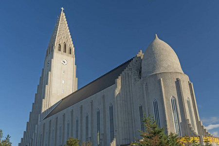 冰岛雷克雅未克教堂的戏剧性尖顶