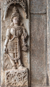 贝尔卡纳塔卡印度2013年11月2日钦纳克萨瓦寺庙建筑。 神庙墙上毗湿奴勋爵摩希尼化身的棕色石雕。