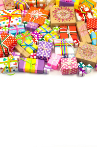 带有彩色丝带的彩色礼品盒。 黄色背景。 圣诞节或生日礼物。