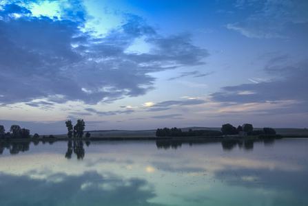 在平静的湖面上的蓝色晚霞