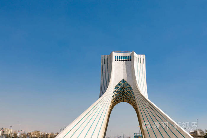 伊朗伊斯兰共和国。德黑兰。阿扎迪塔又称沙哈亚德塔，是德黑兰地标性建筑阿扎迪广场上的一座纪念碑，标志着该市的西入口。阿扎迪文化综合