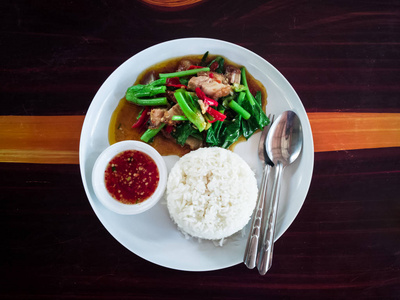 米饭和煮熟的甘蓝猪肉脆，美味的泰国菜