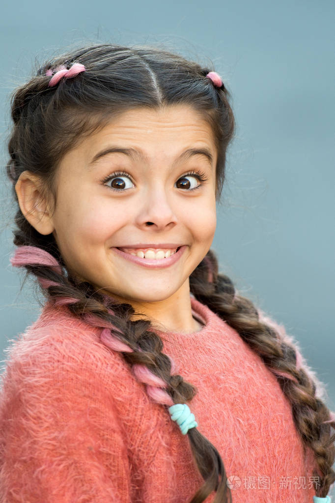 孩子带着惊讶的脸和灿烂的笑容.情绪概念.惊喜的女孩近在咫尺.