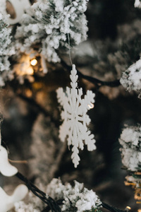 用雪枝和雪花木泡装饰的圣诞树