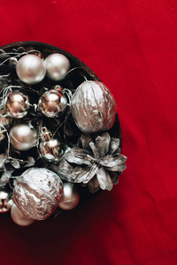 红色背景下银球鲍布和松果的圣诞装饰