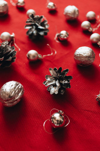 银球和松果平放在红色背景圣诞图案上