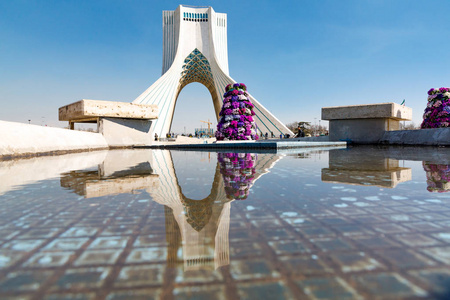 伊朗伊斯兰共和国德黑兰。 阿扎迪塔也被称为沙赫亚德塔是阿扎迪广场的一座纪念碑，是德黑兰的一个地标，标志着城市的西入口。 印楝文化