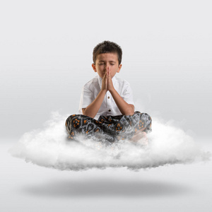 小男孩在云上漂浮祈祷。