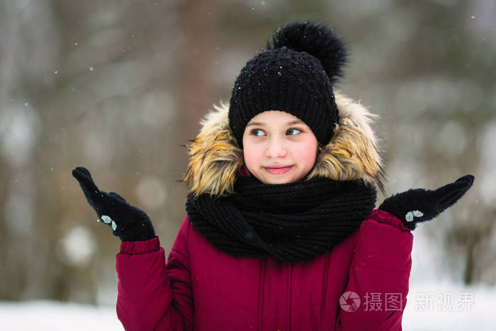 可爱的小女孩在下雪的冬天户外