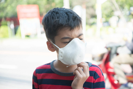 小男孩使用防尘口罩,折叠式防护口罩,pm2.5耳头挂照片