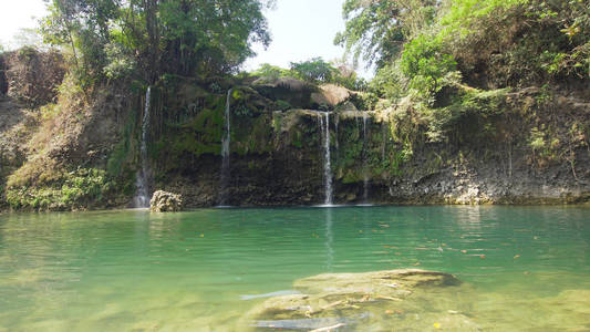 美丽的热带瀑布。菲律宾吕宋