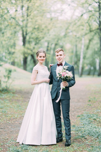 大气森林里美丽的年轻夫妇。 欧洲风格的婚礼艺术。