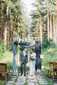 婚礼仪式在拱门上与松林风格的美术。 欧洲婚礼上美丽的夫妇和传统。