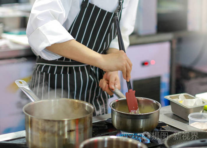 厨师在厨房做饭,厨师准备食物