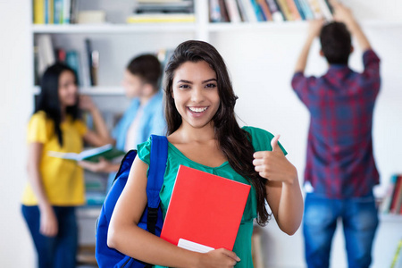 成功的拉丁美洲女学生，学生群体在大学图书馆